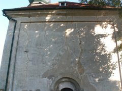 horní část průčelí kostela