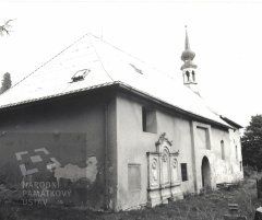 starší foto kostela - pohled zepředu zprava