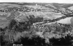 dobová pohlednice města s kostelem