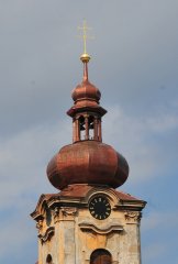 nově opravená báň vč. nové makovice a původního zrestaurovaného kříže
