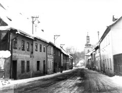 pohled ulicí ke kostelu