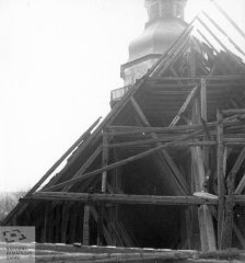 střecha kostela po požáru