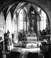 starší foto interiéru kostela - presbytář