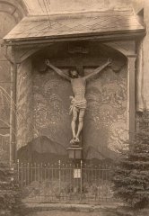 Ukřižovaný přistavěný ke stěně kostela