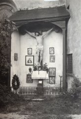 Ukřižovaný přistavěný ke stěně kostela