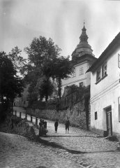 pohled na kopec s kostelem