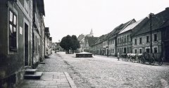 náměstí Republiky s kostelem v pozadí