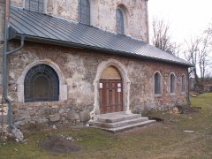 pohled na levou stranu kostela