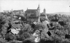 celkový pohled na město se zvonicí nad kostelem