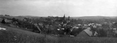 celkový pohled na město s kostelem a zvonicí