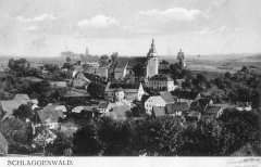 dobová pohlednice města se zvonicí nad kostelem