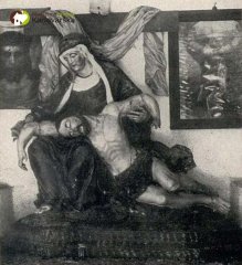 vyřezávané sousoší Piety v interiéru kaple