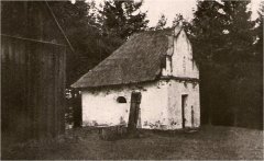 historické foto kaple, na fotografii je patrný sloupek posledního zastavení křížové cesty