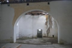pohled do interiéru - poškozený presbytář