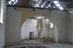 pohled do interiéru - poškozený presbytář