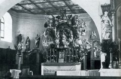 starší foto interiéru kostela - presbytář
