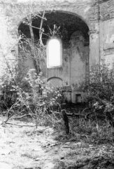 starší foto interiéru kostela - pohled k bývalému presbytáři