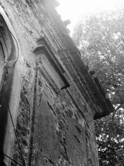 starší foto kostela - detail poškozené stěny