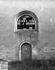 starší foto kostela - poškozené okno nad vchodem