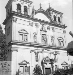 průčelí kostela