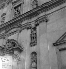 průčelí kostela