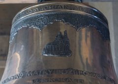 nový zvon kostela (detail předchozí fotografie)