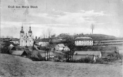 dobová pohlednice vsi s kostelem