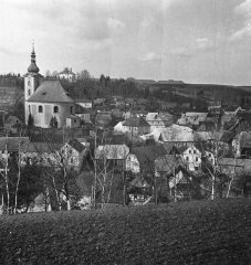 celkový pohled na město s kaplí na horizontu