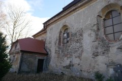 pohled na přístavek u levé stěny