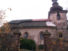 pohled zleva - spravená část střechy