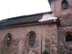pohled zleva - spravená část střechy