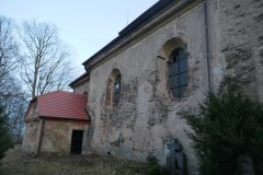 pohled na přístavek u levé stěny