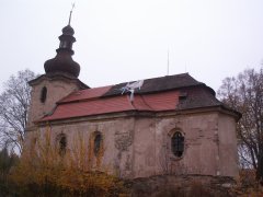 pohled zezadu zprava - spravená část střechy