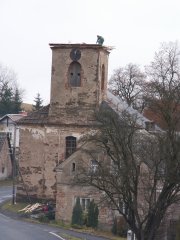kostel se sejmutým krovem věže