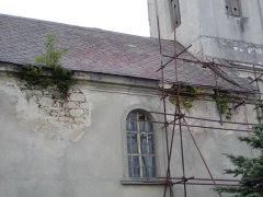 poškození na levé straně kostela
