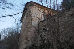 pohled zezadu zleva