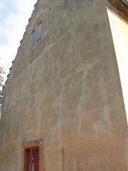 čelní štít kostela
