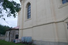 přístavek u levé stěny kostela před opravou