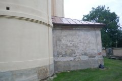 přístavek u levé stěny kostela před opravou