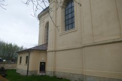 opravený přístavek u levé stěny kostela 