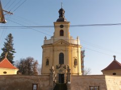 průčelí kostela s částí opravené ohradní zdi