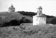 pohled na Svatý Kopeček s kaplí sv. Šebestiána od kaple Božího hrobu