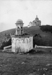 pohled na Svatý Kopeček s kaplí sv. Šebestiána od kaple Božího hrobu