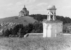 pohled na Svatý Kopeček s kaplí sv. Šebestiána od kaple Božího hrobu