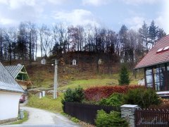 skupina kapliček křížové cesty v pozadí, zcela v pozadí mezi stromy kaple Panny Marie Bolestné