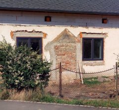 otisk zbořené kaple na stěně domu