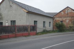 dům, ke kterému byla kaple přistavěna - pohled zepředu zleva