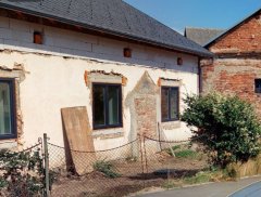 otisk zbořené kaple na stěně domu