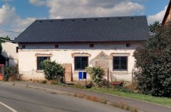 otisk zbořené kaple na stěně domu