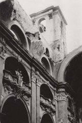 starší foto kostela poškozeného při bojích v závěru 2. světové války
